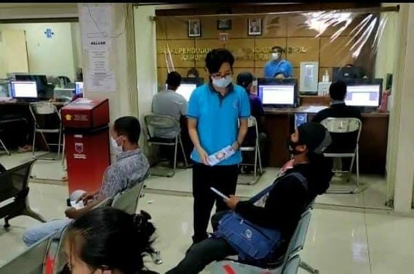 Sosialisasi P4GN melalui pembagian brosur di Mall Pelayanan Publik