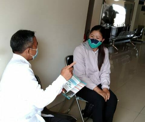 Sosialisasi P4GN melalui pembagian brosur di Mall Pelayanan Publik