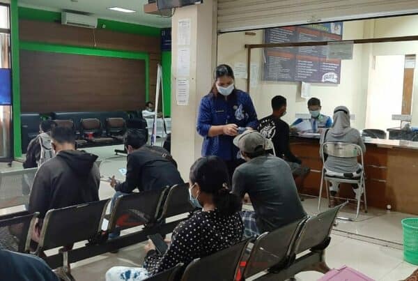 Sosialisasi P4GN melalui pembagian brosur di MPP