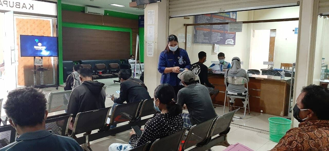 Sosialisasi P4GN melalui pembagian brosur di MPP