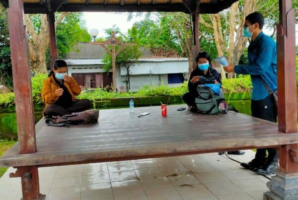 Sosialisasi P4GN melalui pembagian brosur di Taman Kota Amlapura