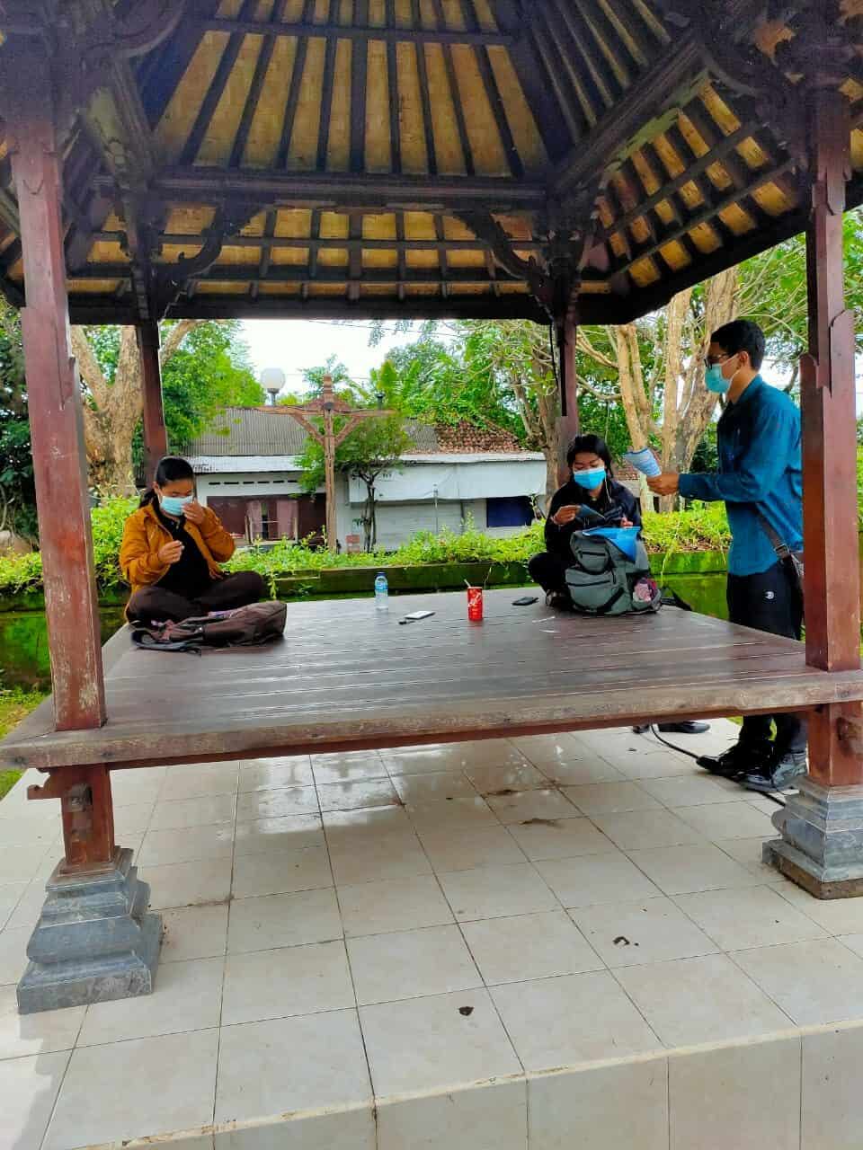 Sosialisasi P4GN melalui pembagian brosur di Taman Kota Amlapura