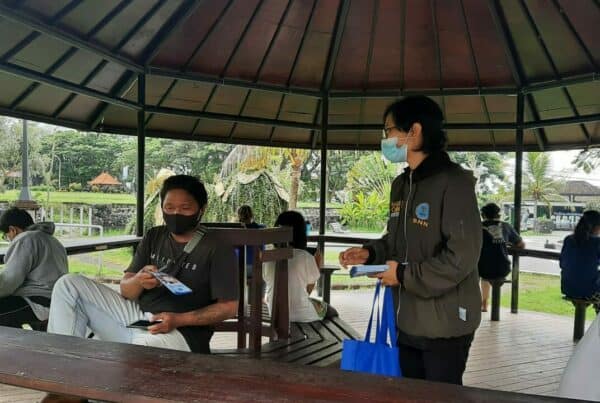 Sosialisasi P4GN melalui pembagian brosur di Taman Jagat Karana Amlapura
