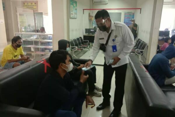 Sosialisasi P4GN melalui pembagian brosur di Mall Pelayanan Publik Kab. Karangasem