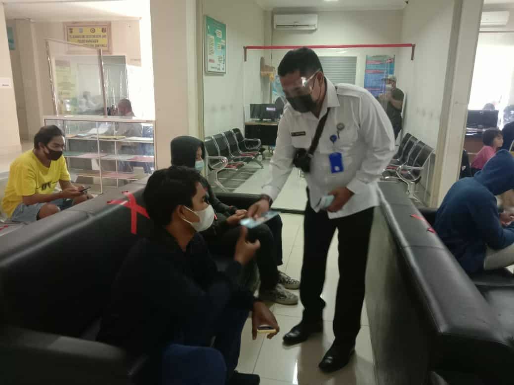 Sosialisasi P4GN melalui pembagian brosur di Mall Pelayanan Publik Kab. Karangasem
