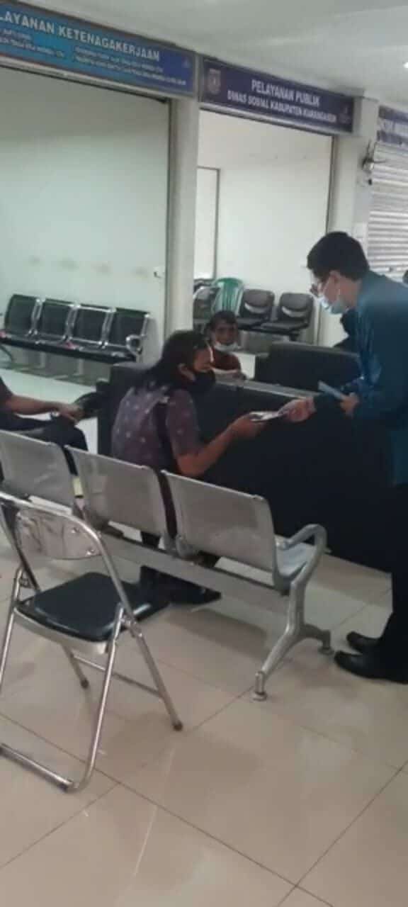 Sosialisasi P4GN melalui pembagian brosur di Mall Pelayanan Publik Kab. Karangasem Konsep Otomatis