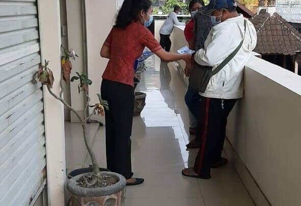 Sosialisasi P4GN melalui pembagian brosur di Mall Pelayanan Publik Kab. Karangasem