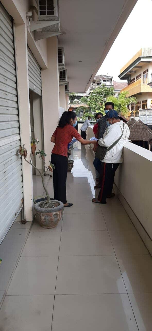 Sosialisasi P4GN melalui pembagian brosur di Mall Pelayanan Publik Kab. Karangasem