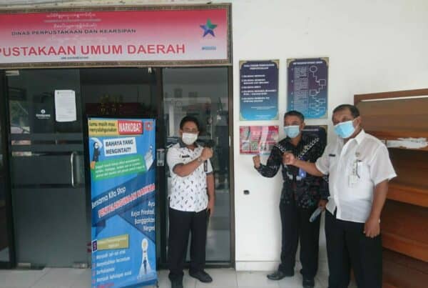Pemasangan media informasi luar ruangan berupa Aklirik "KRISNA" di Kantor Dinas Perpustakaan Kab. Karangasem Pemasangan media informasi luar ruangan berupa Aklirik “KRISNA” di Kantor Dinas Perpustakaan Kab. Karangasem
