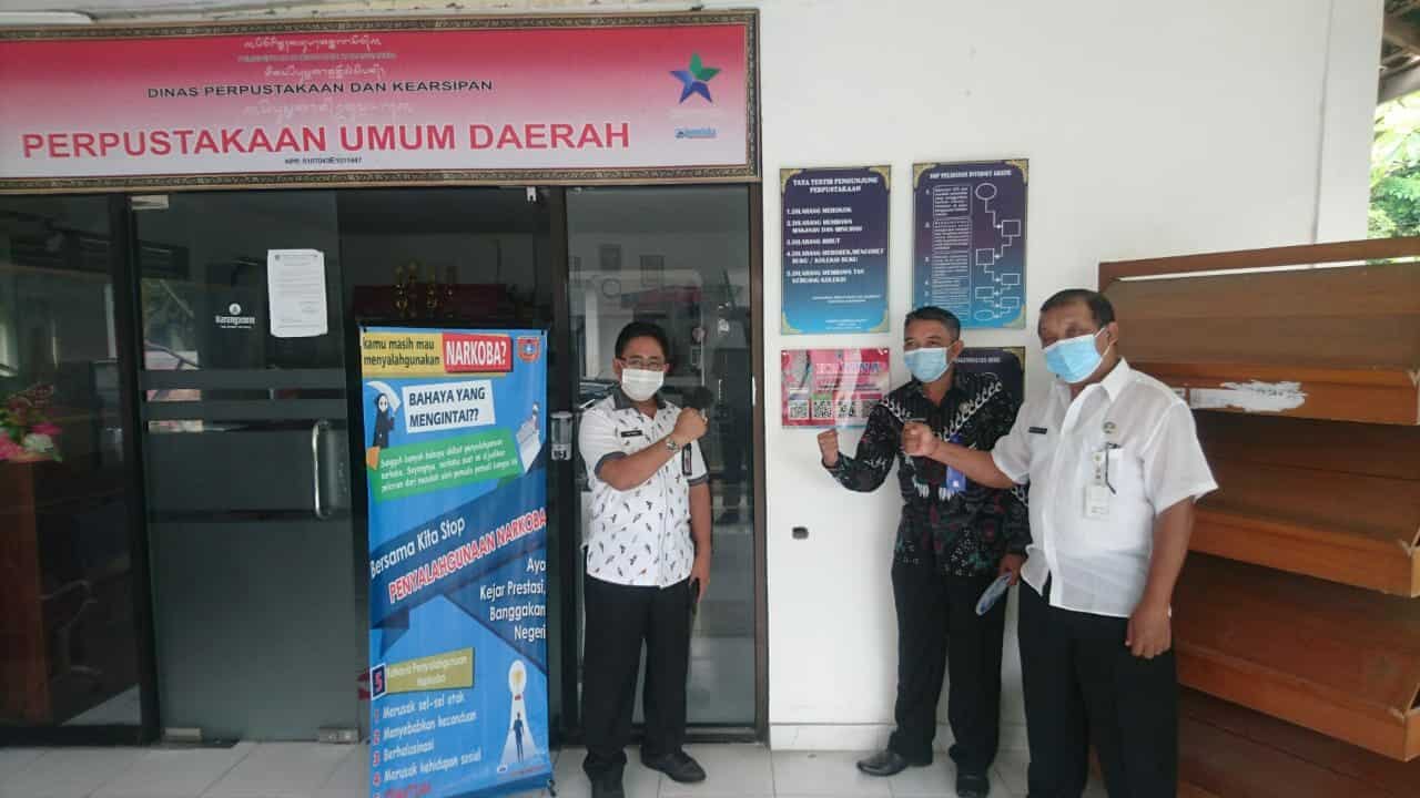 Pemasangan media informasi luar ruangan berupa Aklirik “KRISNA” di Kantor Dinas Perpustakaan Kab. Karangasem