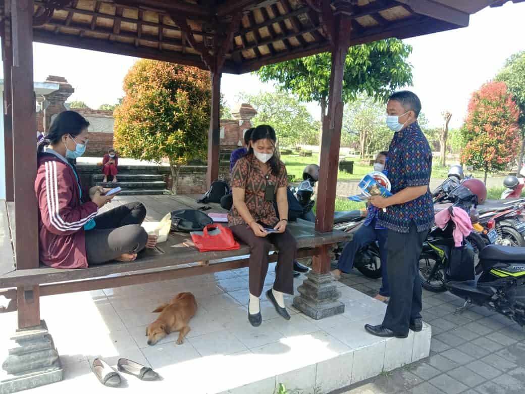 Edukasi P4GN dan pembagian brosur anti narkoba kepada Penyuluh Bahasa Bali di Kabupaten Karangasem