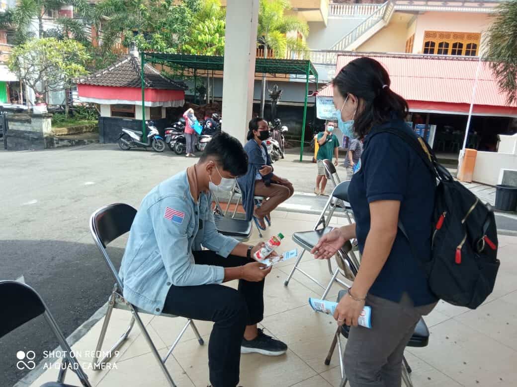 Sosialisasi P4GN melalui pembagian brosur Sosialisasi P4GN melalui pembagian brosur
