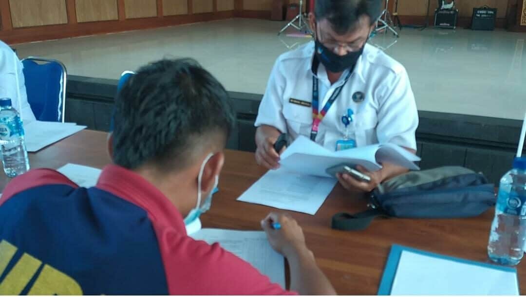 Asesmen Akhir Dalam Rangka Program Rehabilitasi Sosial WBP NAPZA Memenuhi undangan sebagai Narasumber, Sub Koordinator Sie Rehabilitasi BNNK Karangasem melaksanakan kegiatan Sosialisasi Strategi Penanggulangan Penyalahgunaan Narkoba terkait P4GN dalam rangka pelaksanaan program pembinaan dan pengembangan katahanan ekonomi, sosial dan budaya dengan kegiatan perumusan kebijakan teknis dan pemantapan pelaksanaan bidang ketahanan ekonomi, sosial dan budaya . Dalam kesempatan ini dapat disampaikan beberapa sebagai berikut: 1. Memaparkan terkait bahaya narkoba dan jenis-jenis narkoba sesuai penggolongannya 2. Menginformasikan sekarang ini Indonesia sudah darurat NARKOBA dan peredaran Narkoba sudah masuk ke pelosok desa 3. Memaparkan terkait 4 pilar pelaksanaan P4GN, yaitu Pencegahan, Pemberdayaan Masyarakat, Rehabilitasi dan Pemberantasan berkaitan dengan tagline WarOnDrugs Smart Power, Soft Power dan hard Power 4. Sifat-sifat jahat narkotika dan efek pengguna narkoba bagi tubuh manusia 5. Menjelaskan terkait tingkat pengguna narkoba dan dampak pengguna narkoba bagi kesehatan.