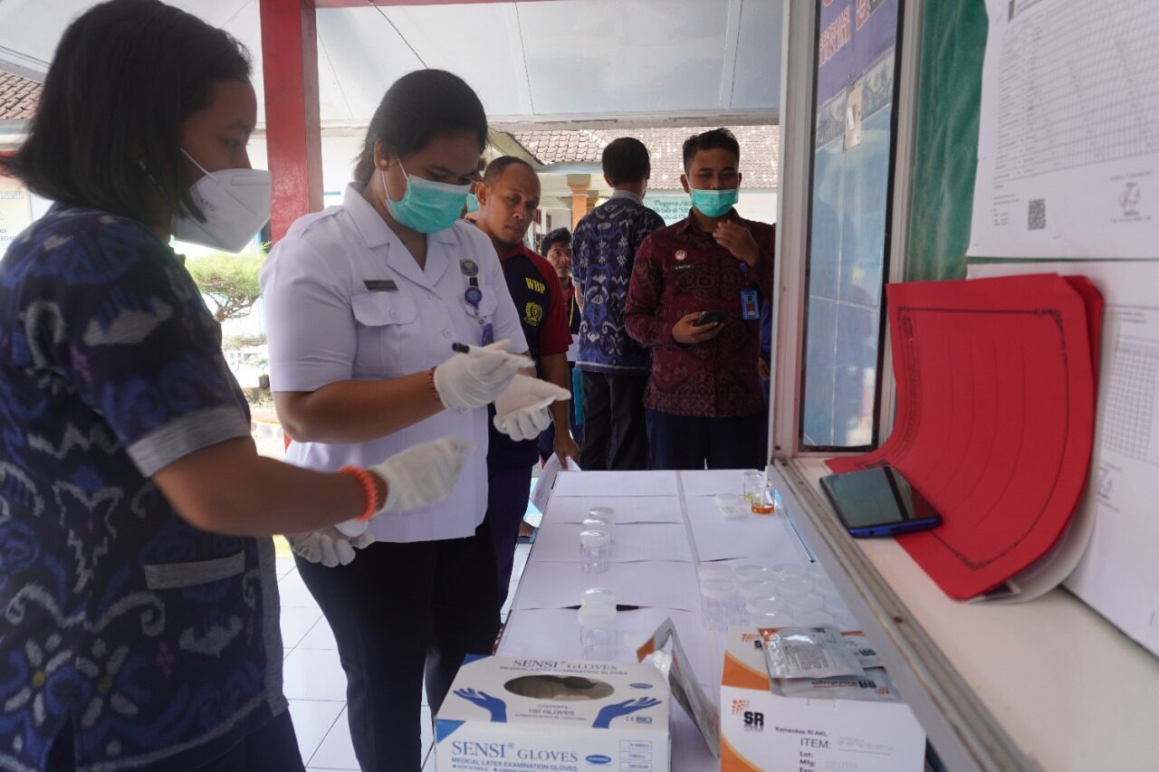 Tes urine awal Dalam Rangka Program Rehabilitasi Sosial WBP NAPZA Tes urine awal Dalam Rangka Program Rehabilitasi Sosial WBP NAPZA