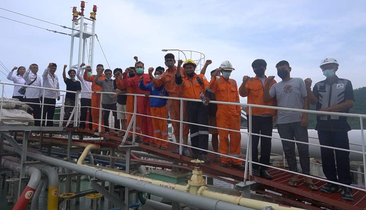 TES URINE CREW KAPAL FALCON 19 . PT ODYSSEY SHIPPING LINES TES URINE CREW KAPAL FALCON 19