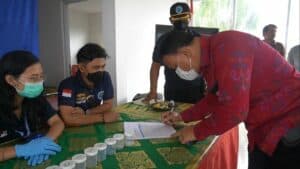 PEMBERDAYAAN MASYARAKAT ANTI NARKOBA MELALUI TEST URINE DI INSTANSI PEMERINTAH DESA NONGAN PEMBERDAYAAN MASYARAKAT ANTI NARKOBA MELALUI TEST URINE DI INSTANSI PEMERINTAH DESA NONGAN