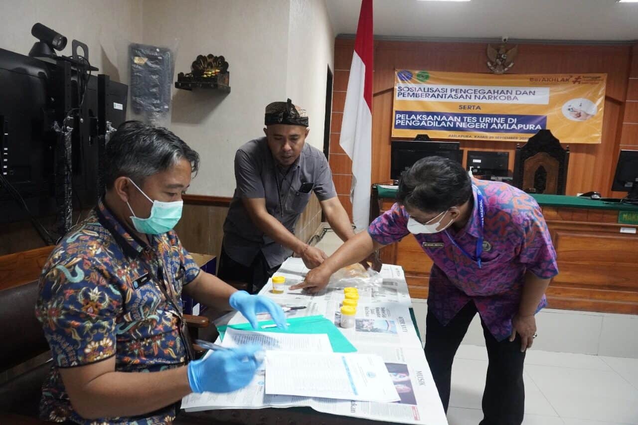 SOSIALISASI P4GN DAN TEST URINE PEGAWAI PENGADILAN NEGERI AMLAPURA SOSIALISASI P4GN DAN TEST URINE PEGAWAI PENGADILAN NEGERI AMLAPURA