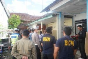 PEMANTAUAN DAN PEMBINAAN PENDUDUK NON PERMANEN SINERGI WUJUDKAN KARANGASEM BERSINAR (BERSIH NARKOBA) PEMANTAUAN DAN PEMBINAAN PENDUDUK NON PERMANEN SINERGI WUJUDKAN KARANGASEM BERSINAR (BERSIH NARKOBA)